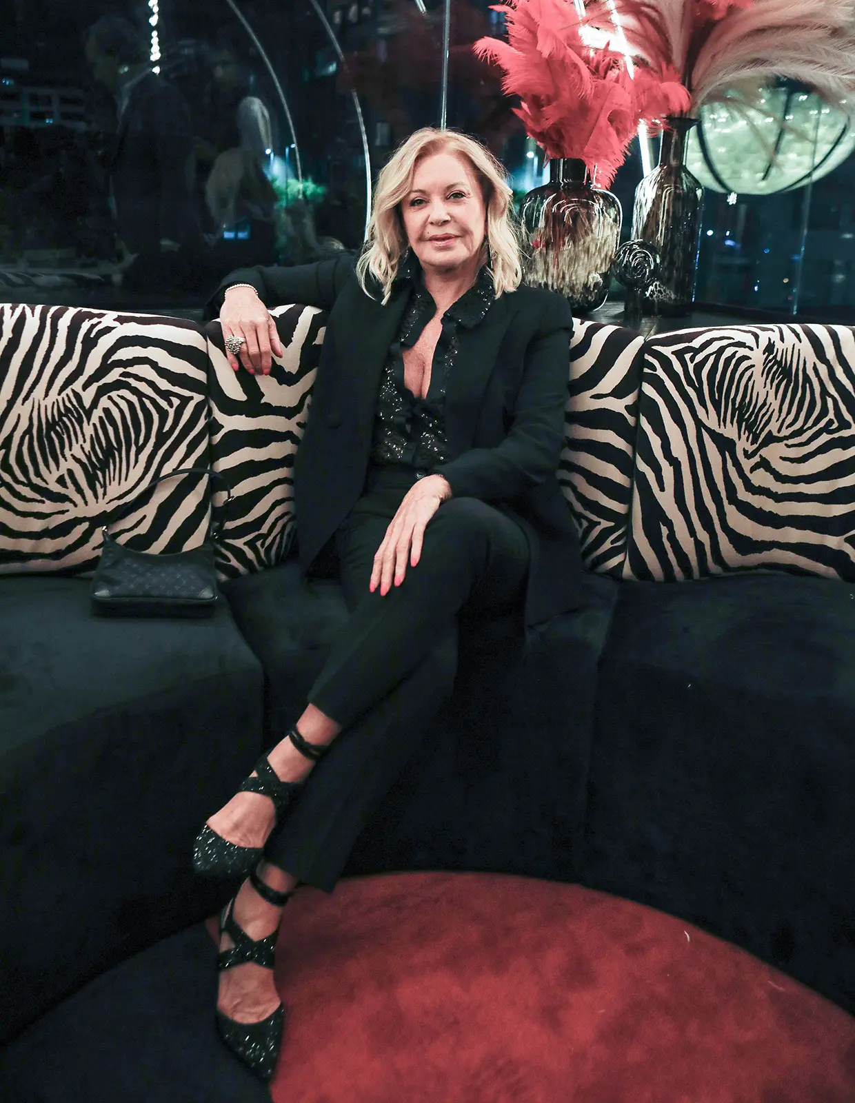 Bárbara Rey posano en un sofá con estampado de cebra.
