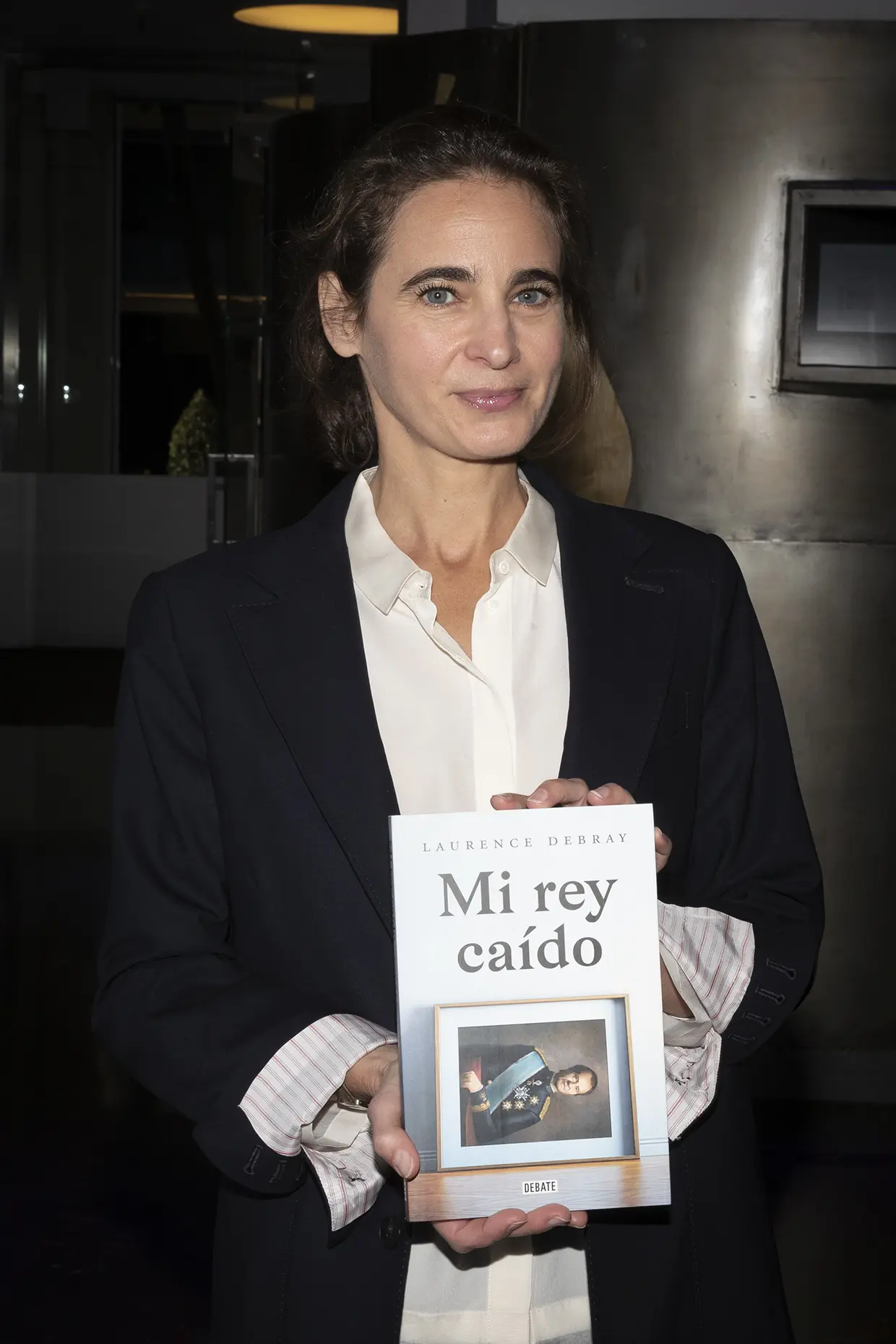 Laurence Debray, la biógrafa de Juan Carlos, con uno de los libros que ha esrito sobre él.