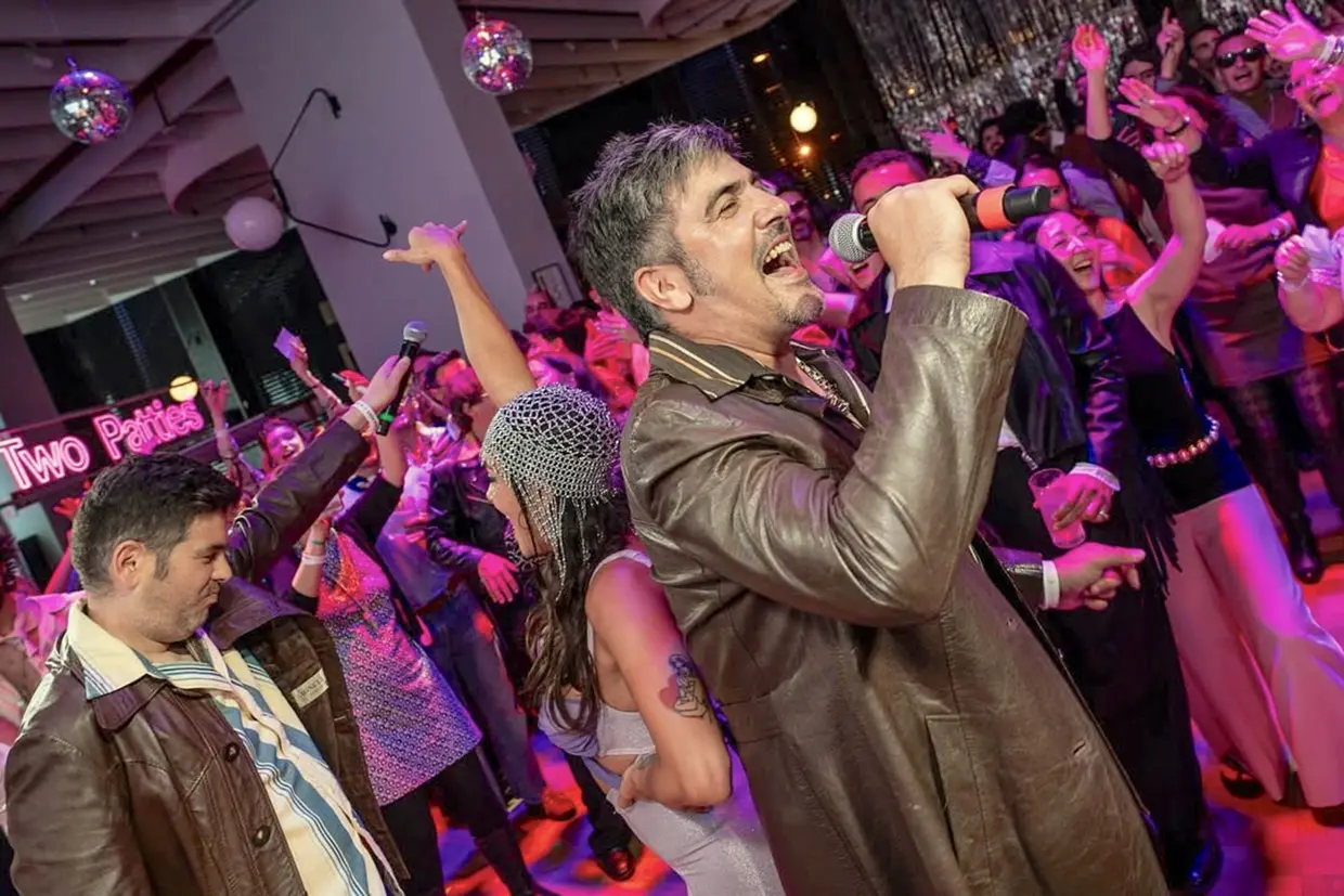 Estopa actuó en la fiesta, inspirada en los 90