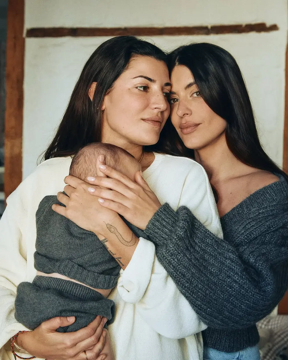 Dulceida y su pareja abrazando a su bebé.