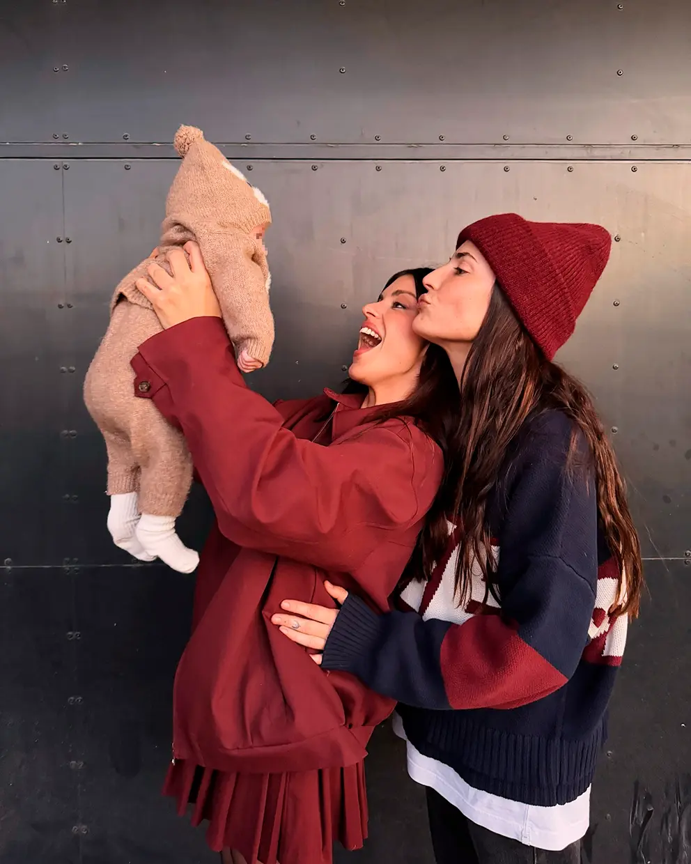 Dulceida con su pareja aupando a su bebé.