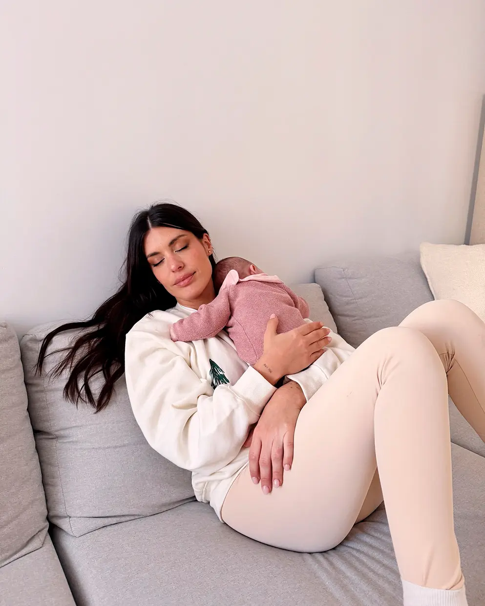 Dulceida durmiendo con su bebé.