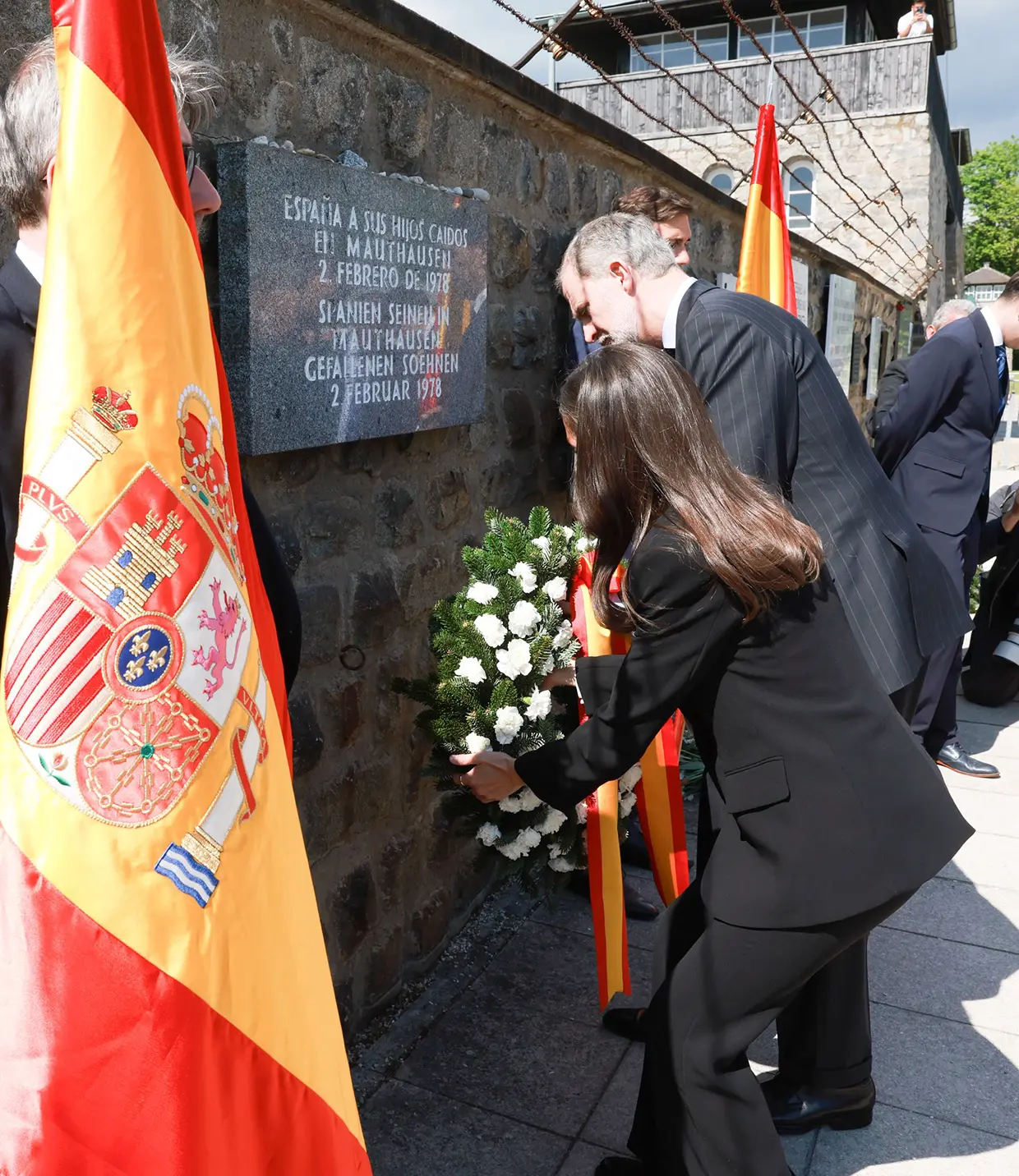 Felipe VI y Letizia entregando unas flores en Mauthausen