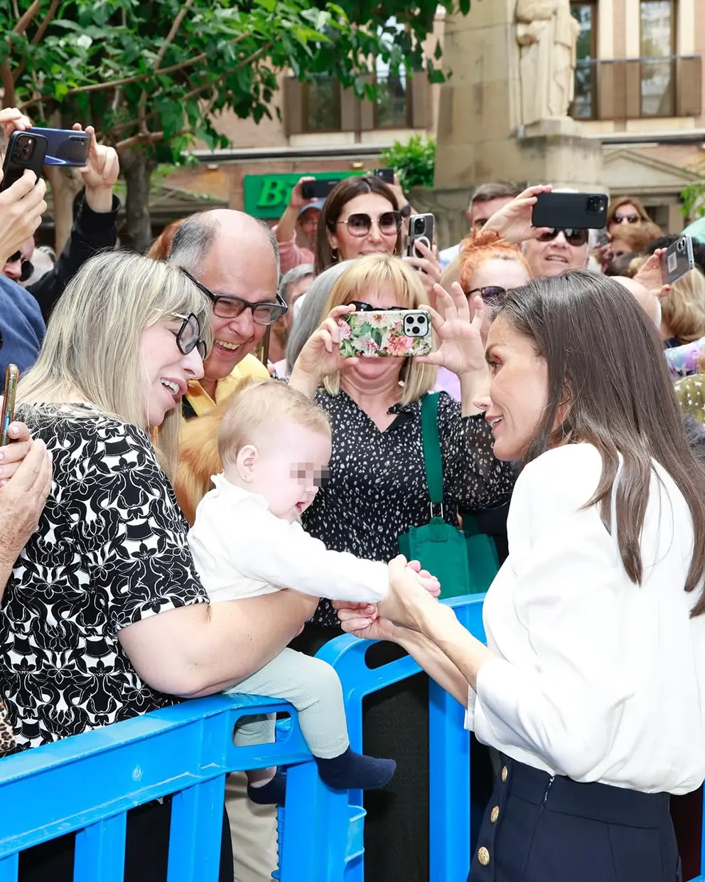 Letizia, siempre cercana y cariñosa con los niños.