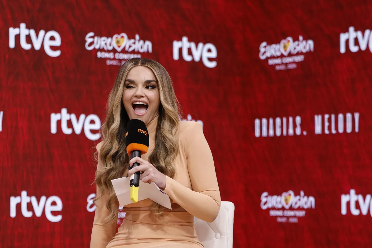 Melody en plena rueda de prensa.