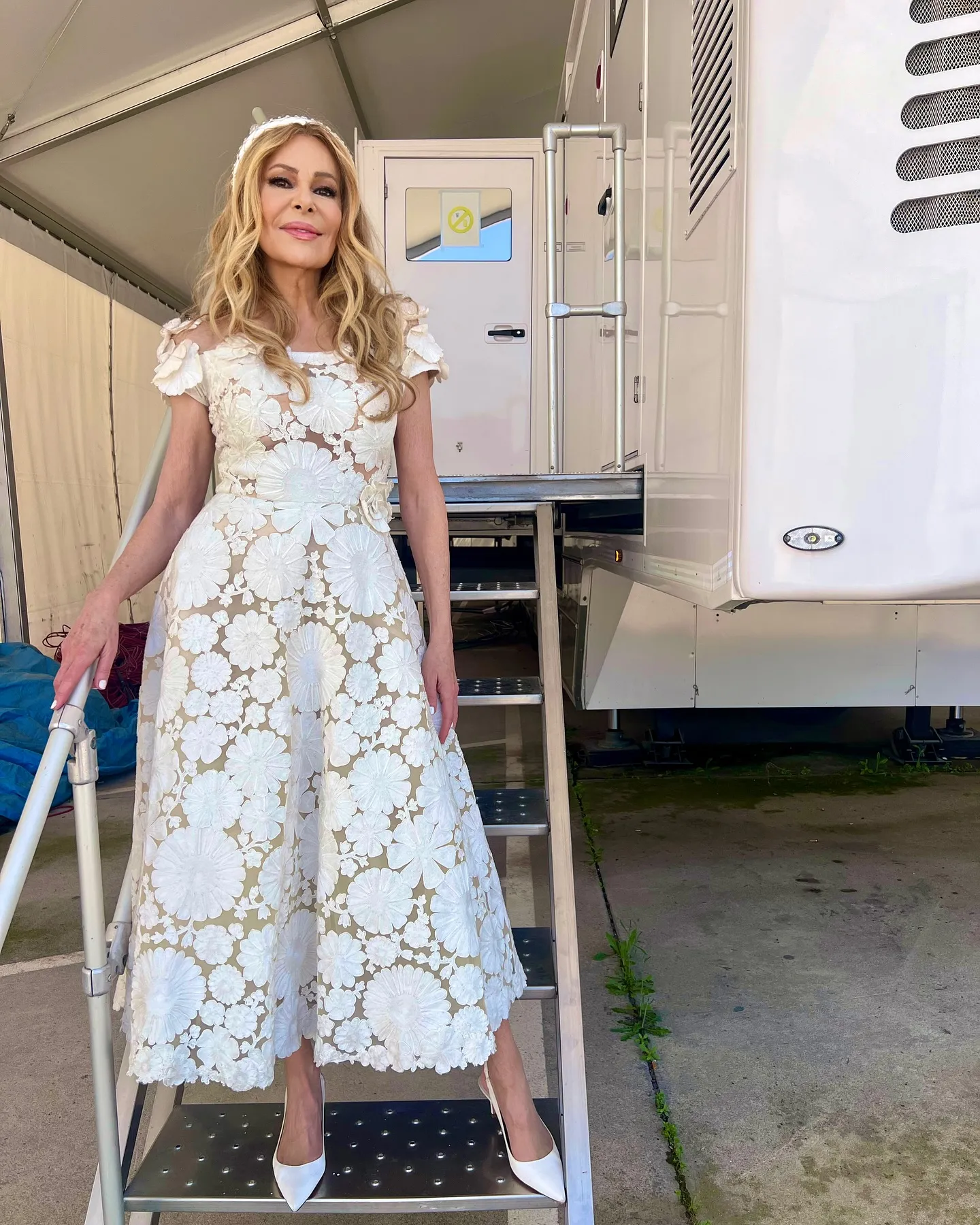 Ana Obregón vestida de blanco.