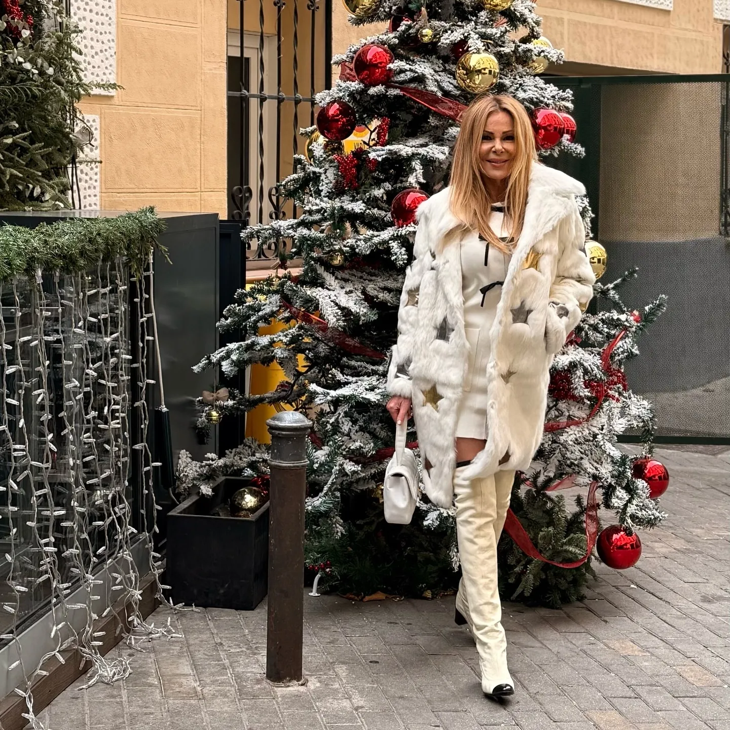 Ana Obregón vestida de blanco.