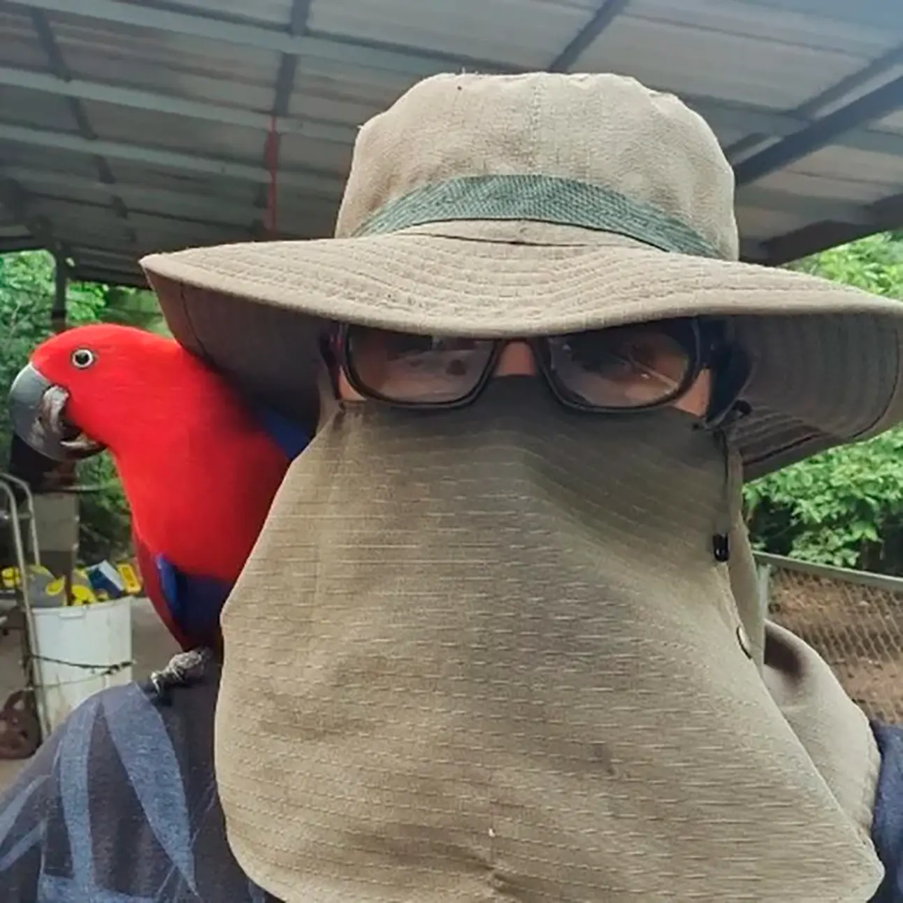 Chi, el examigo de Frank, que siempre aparece enmascarado en sus fotos.