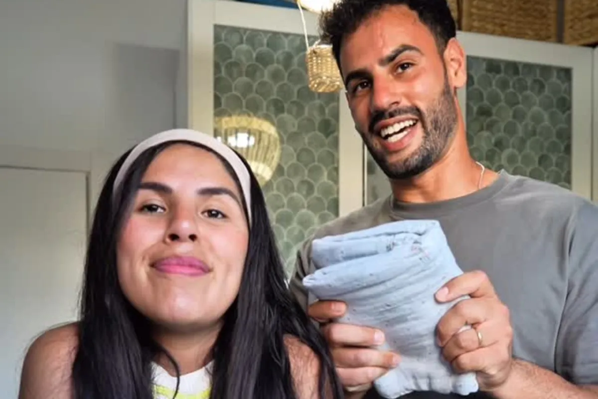 Isa Pantoja y Asraf muestran qué se llevarán al hospital.