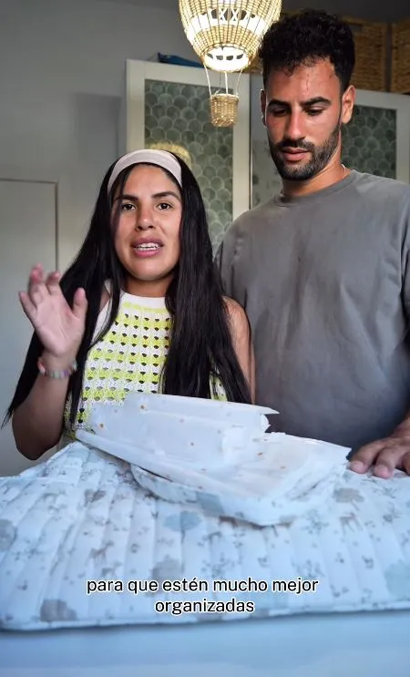 Isa y Asraf enseñan qué se llevarán al hospital.