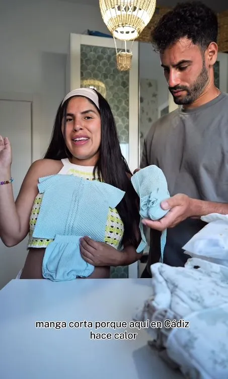 Isa y Asraf enseñan qué se llevarán al hospital.