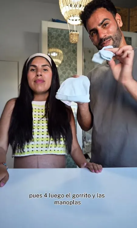 Isa y Asraf enseñan qué se llevarán al hospital.