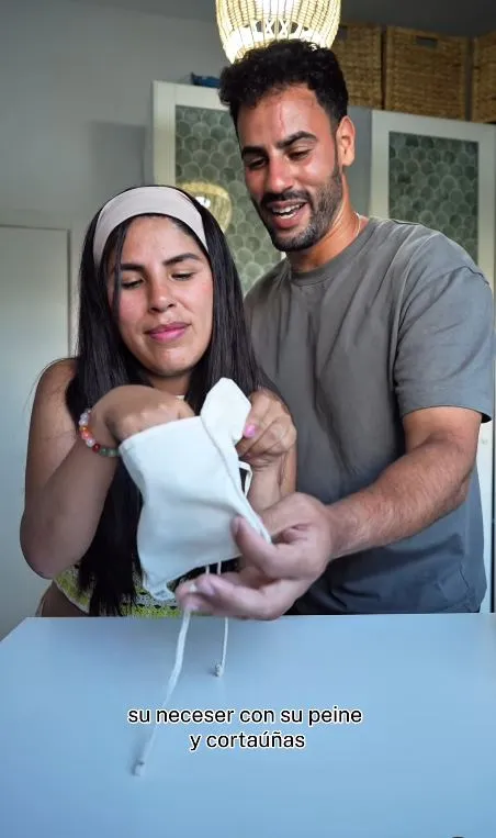 Isa y Asraf enseñan qué se llevarán al hospital.