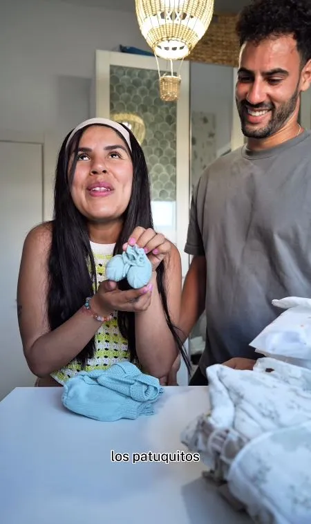Isa y Asraf enseñan qué se llevarán al hospital.