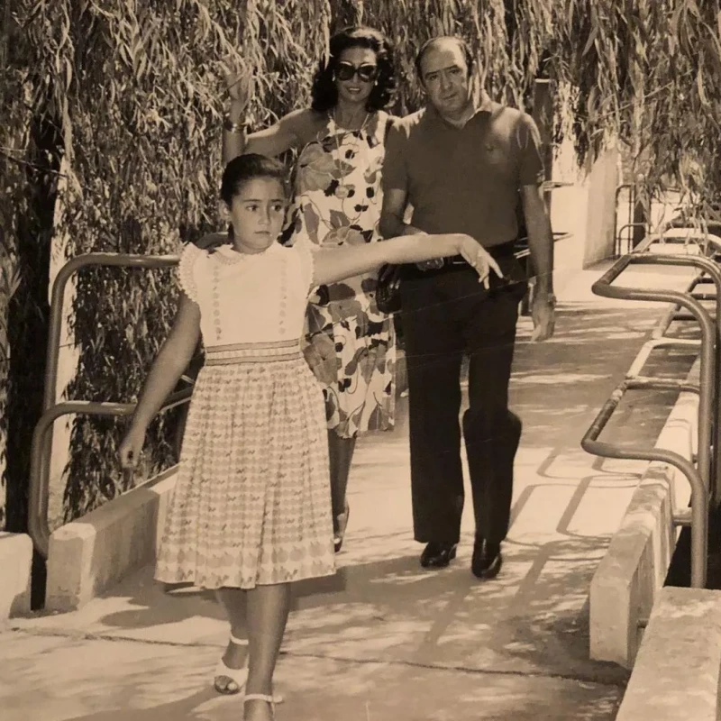 Vicky Martín Berrocal, de pequeña, con sus padres