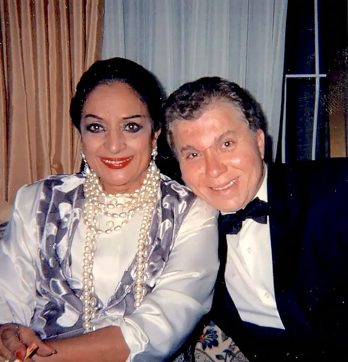Lola Flores al lado de estas líneas, con su gran amigo Juanito “El Golosina”.