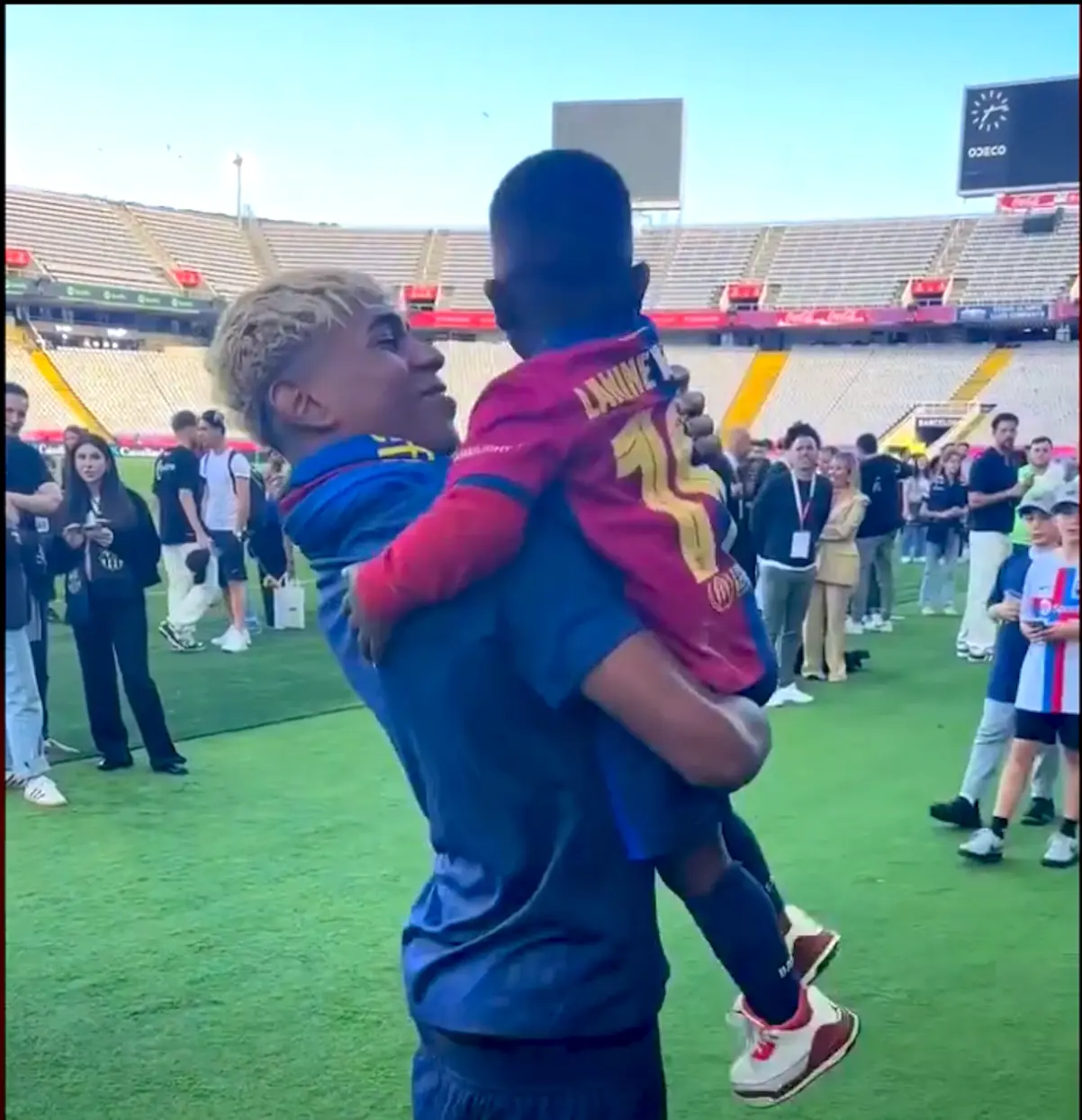 Lamine Yamal con su hermano