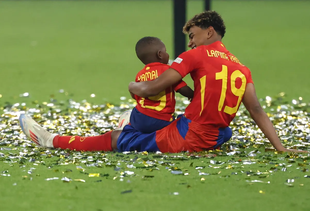 Lamine Yamal con su hermano