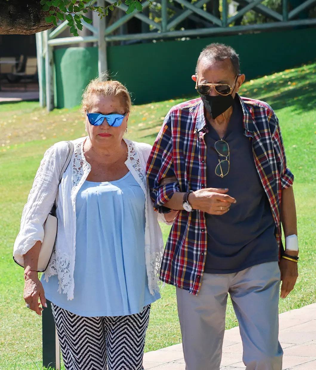 Mayte Zaldívar paseando cogida del brazo de Julián Muñoz
