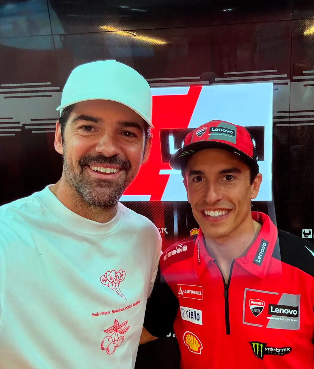 Miguel Ángel Muñoz con el piloto Marc Márquez