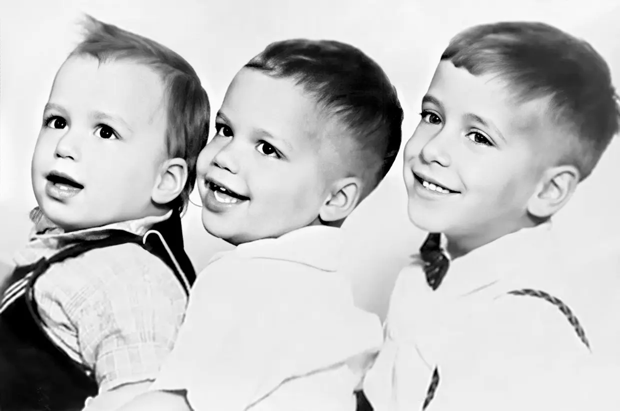 De izquierda a derecha, Robert y sus hermanos, John y Louis.