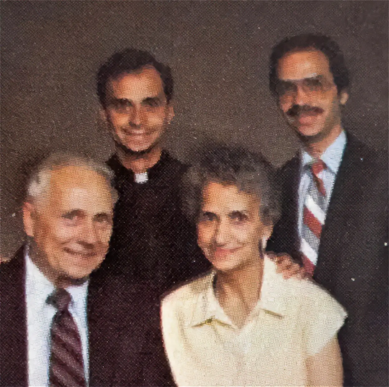 Papa León con su hermano mayor y sus padres, Louis y Mildred.