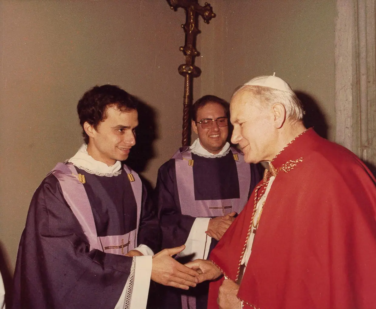 El papa Leon XIV en 1982, con el Papa Juan Pablo II, en Chicago.
