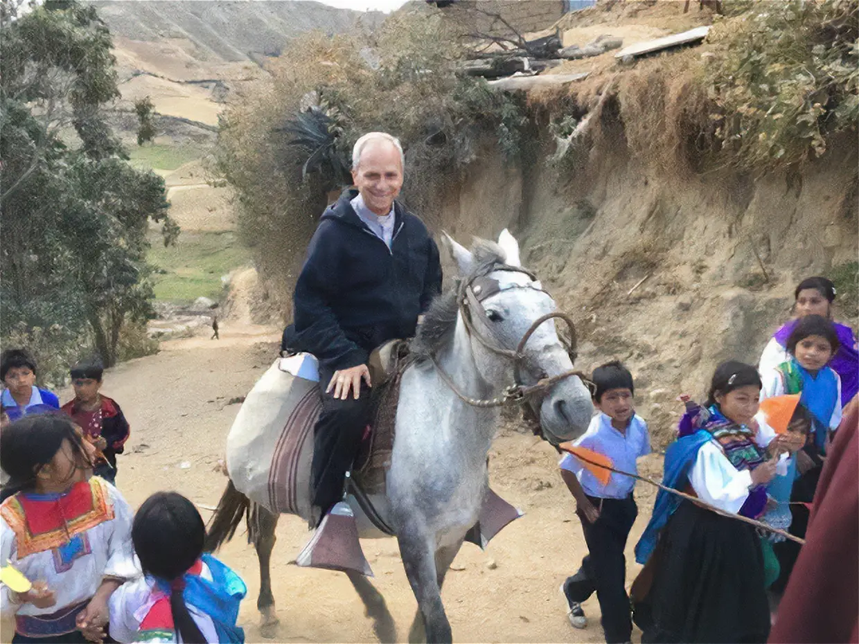 El papa León XIV durante sus años en Perú, muchas veces iba de aldea en aldea en mula.