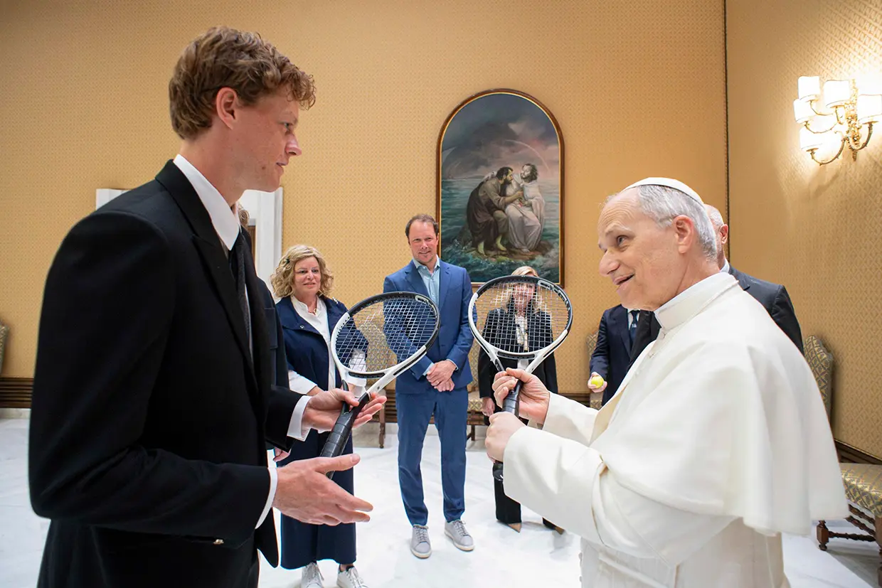 Jannik Sinner, número no del tenis, visitó al Papa Leon XIV poco después de su elección y le regaló una raqueta.