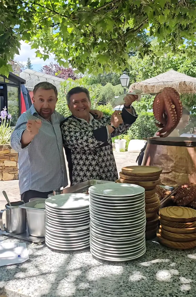 José Manuel Parada aprendiendo a cocinar el pulpo a la gallega.