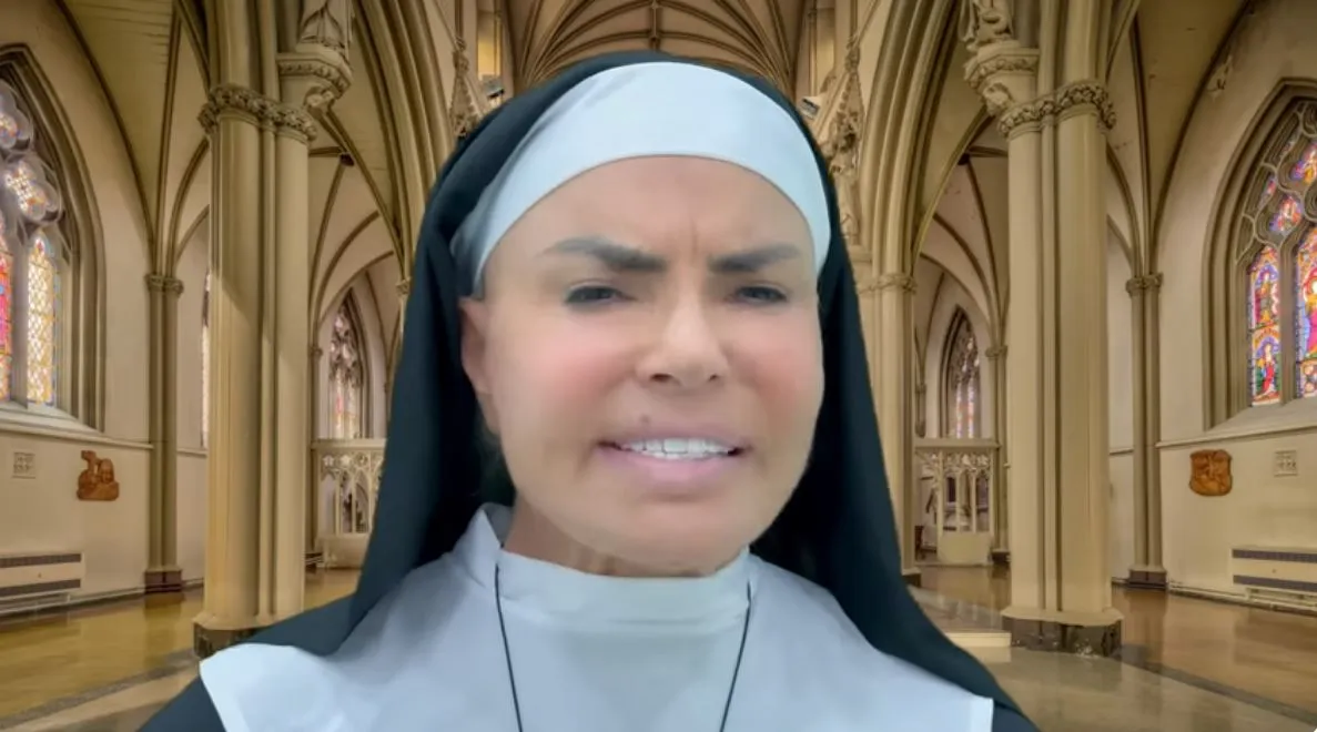 Leticia Sabater, una monja en el vídeo de 'Yo yo soy esa mujer'.