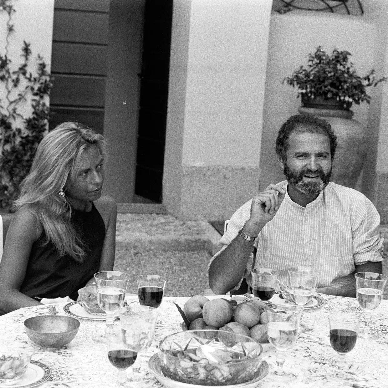 Donatella Versace con su hermano Gianni.