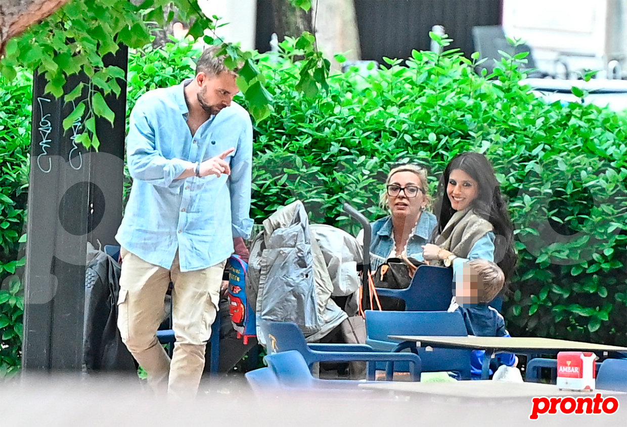José María Almoguera, Carmen Borrego y su nieto en el parque.