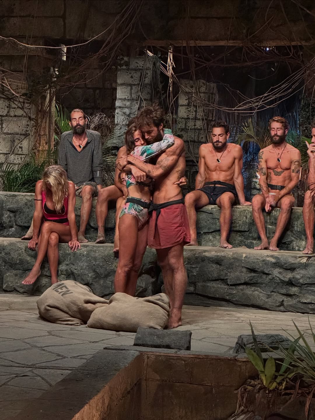Carmen Alcayde y Montoya protagonizan una triste despedida tras la expulsión de ella en 'Supervivientes'