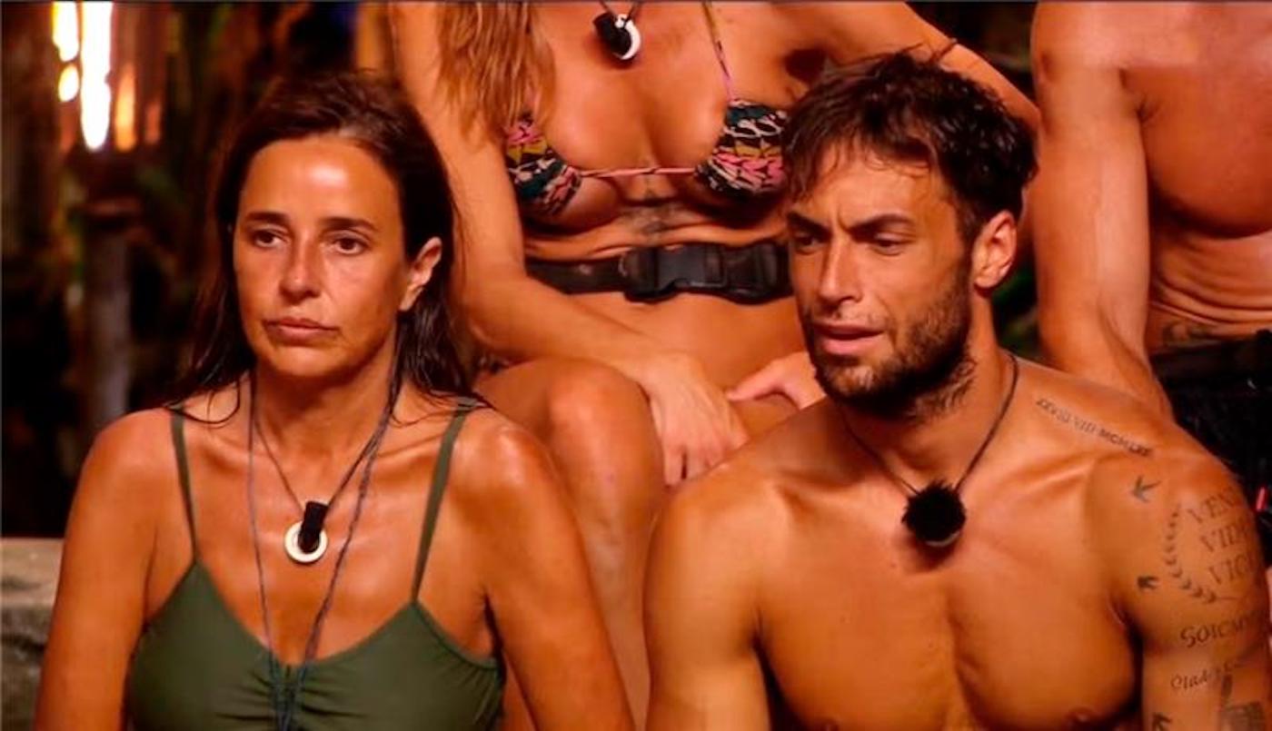 Carmen Alcayde y Montoya protagonizan una triste despedida tras la expulsión de ella en 'Supervivientes'