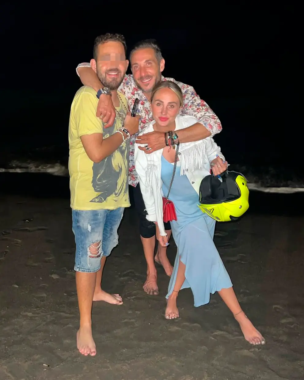 Antonio David Flores con sus hijos David Flores y Rocío Flores de noche en la playa.