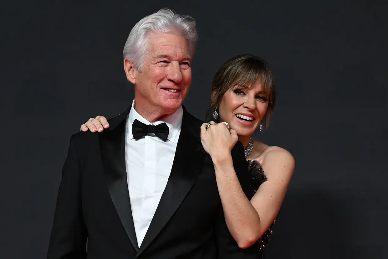 Richard Gere y Alejandra Gere posando juntos.