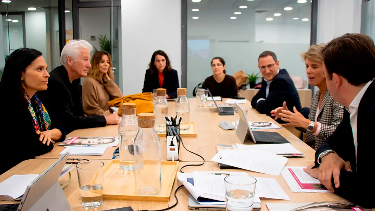 Richard Gere y Alejandra Gere reunidos con el patronato de la ONG "Hogar Sí"