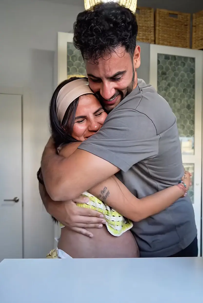 Isa P y Asraf Beno contentos y abrazados