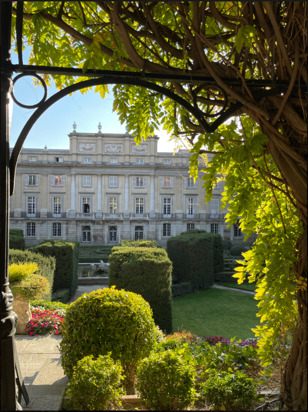 Eugenia Martínez de Irujo enseña su rincón favorito del Palacio de Liria: una espectacular piscina