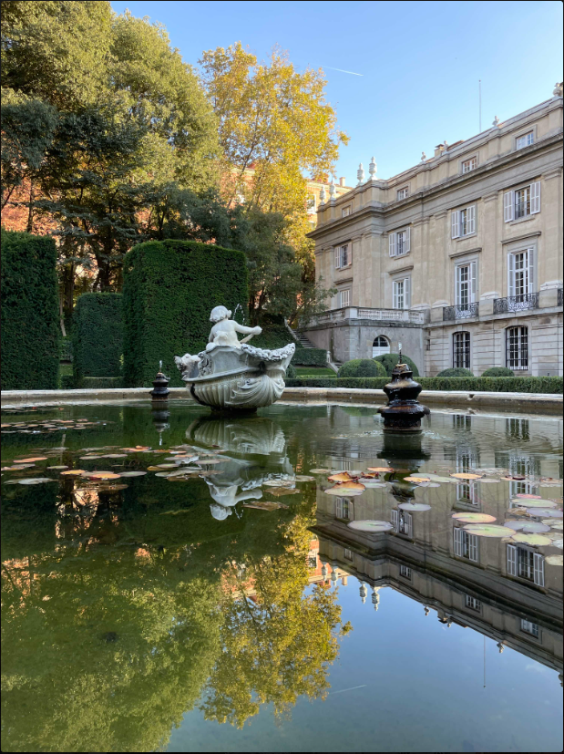 Eugenia Martínez de Irujo enseña su rincón favorito del Palacio de Liria: una espectacular piscina