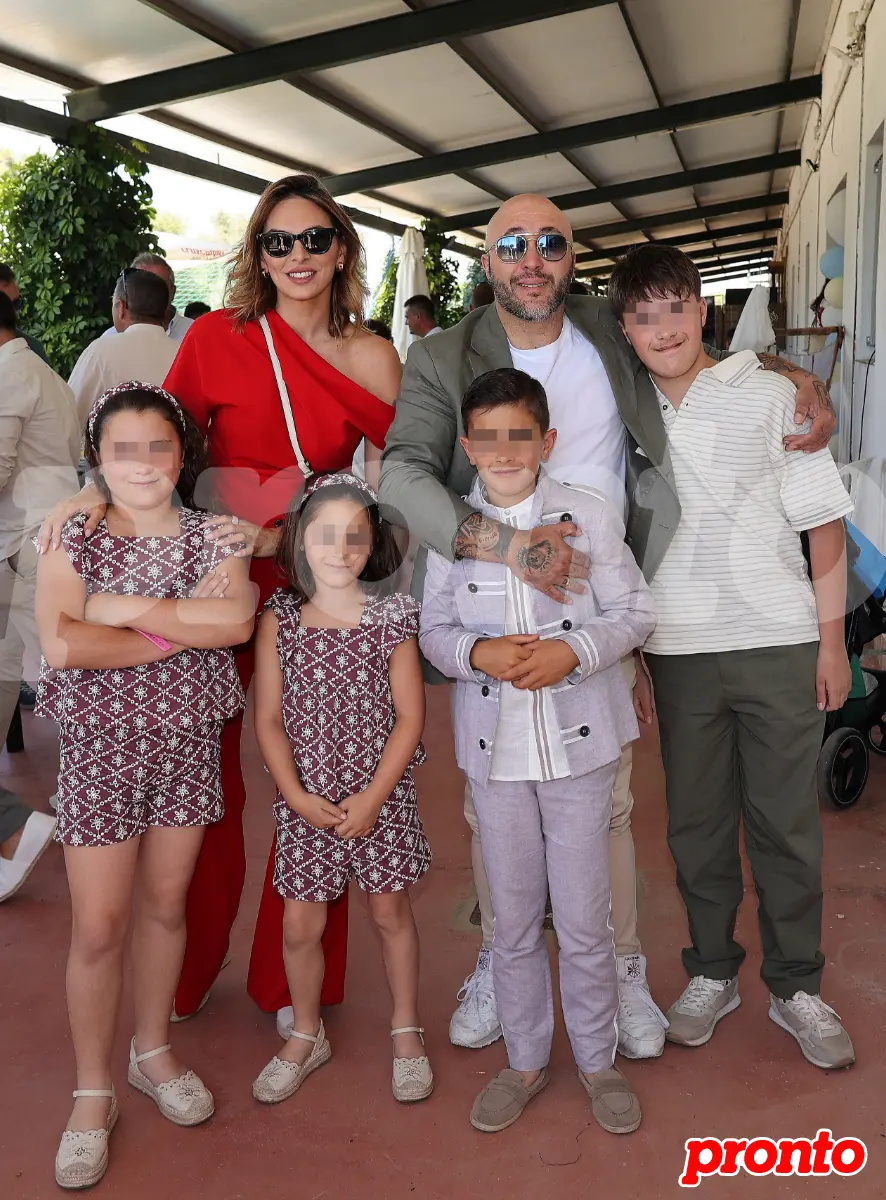 Kiko Rivera asistió con su esposa, Irene Rosales, y sus tres hijos, Francisco, Ana y Carlota, a la Primera Comunión del hijo de uno de sus mejores amigos.