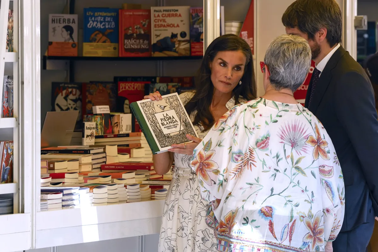 La reina Letizia sostiene el cómic 'La Piedra Blanda' de Rodrigo Cortés y Tomás Hijo.