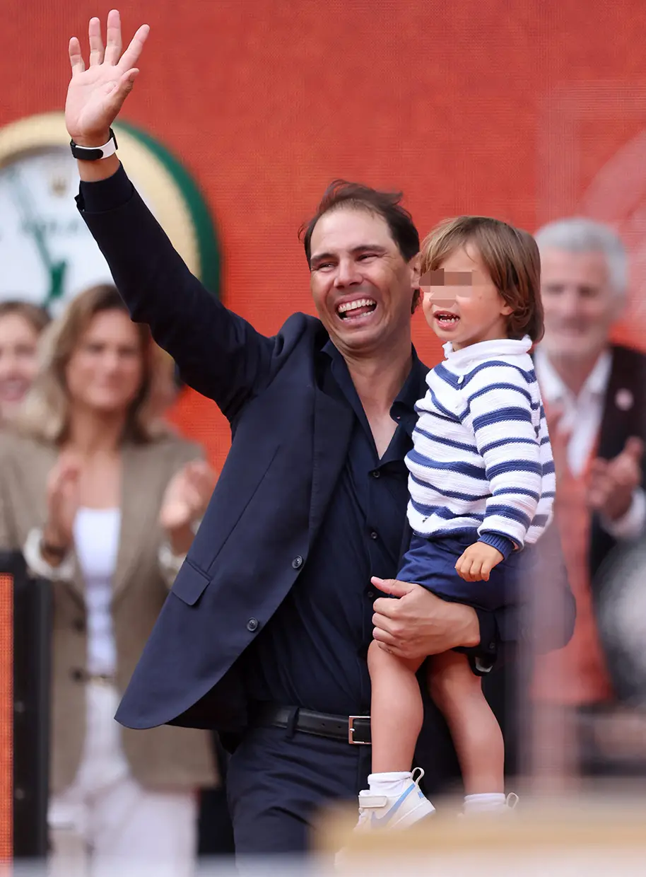 Rafa Nadal, feliz, con su hijo en brazos.