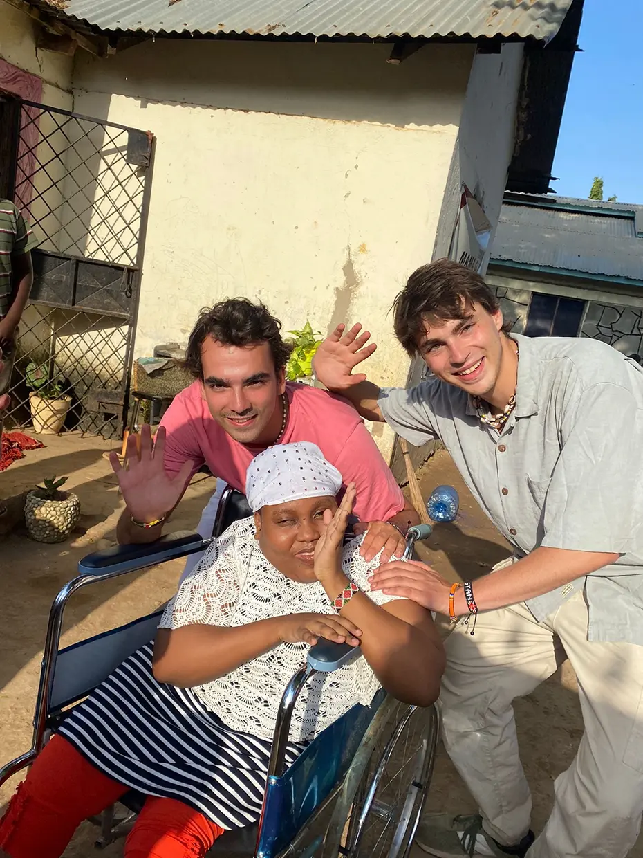 Universitarios españoles con una mujer en silla de ruedas en Kenia.