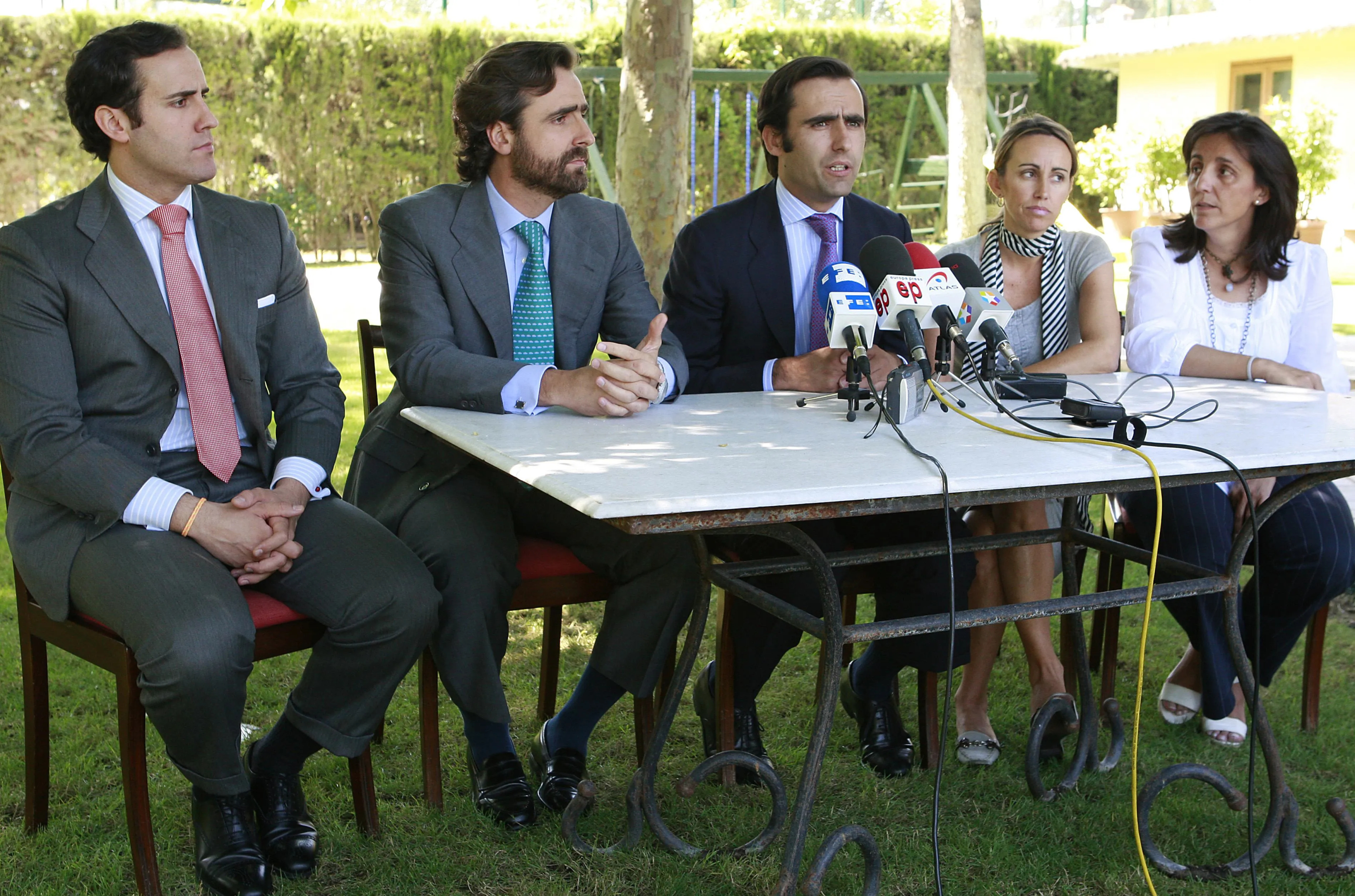 Algunos de los hijos de Ruiz-Mateos, en la rueda de prensa que dieron tras la detención del empresario.