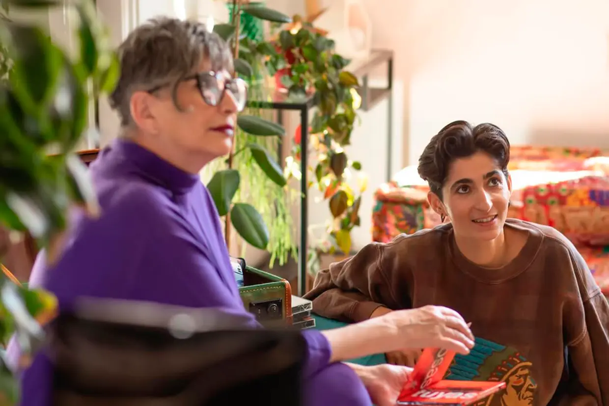 Alba Flores, con su madre, Ana Villa, en el rodaje del documental sobre su padre.