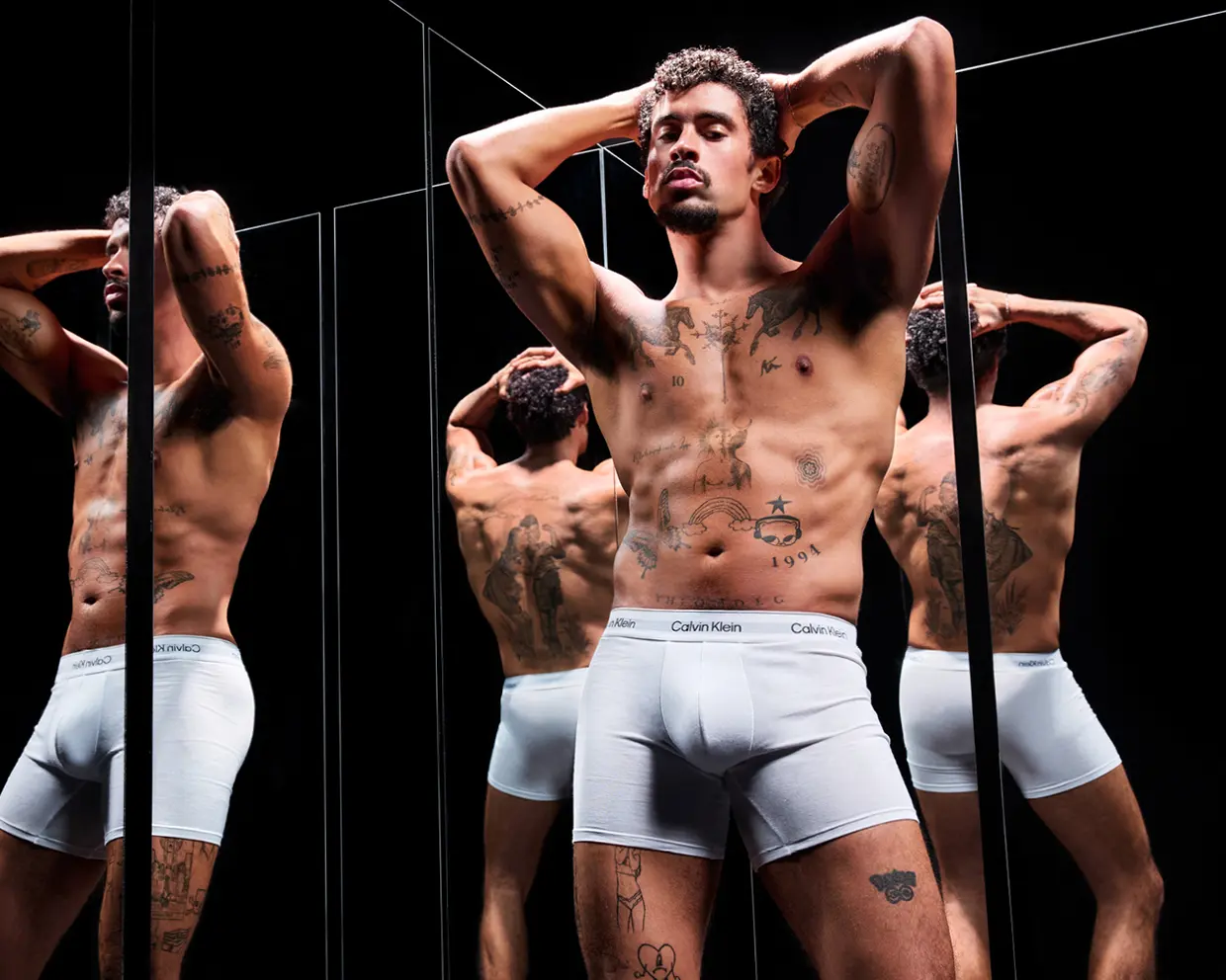 Bad Bunny posando en ropa interior.