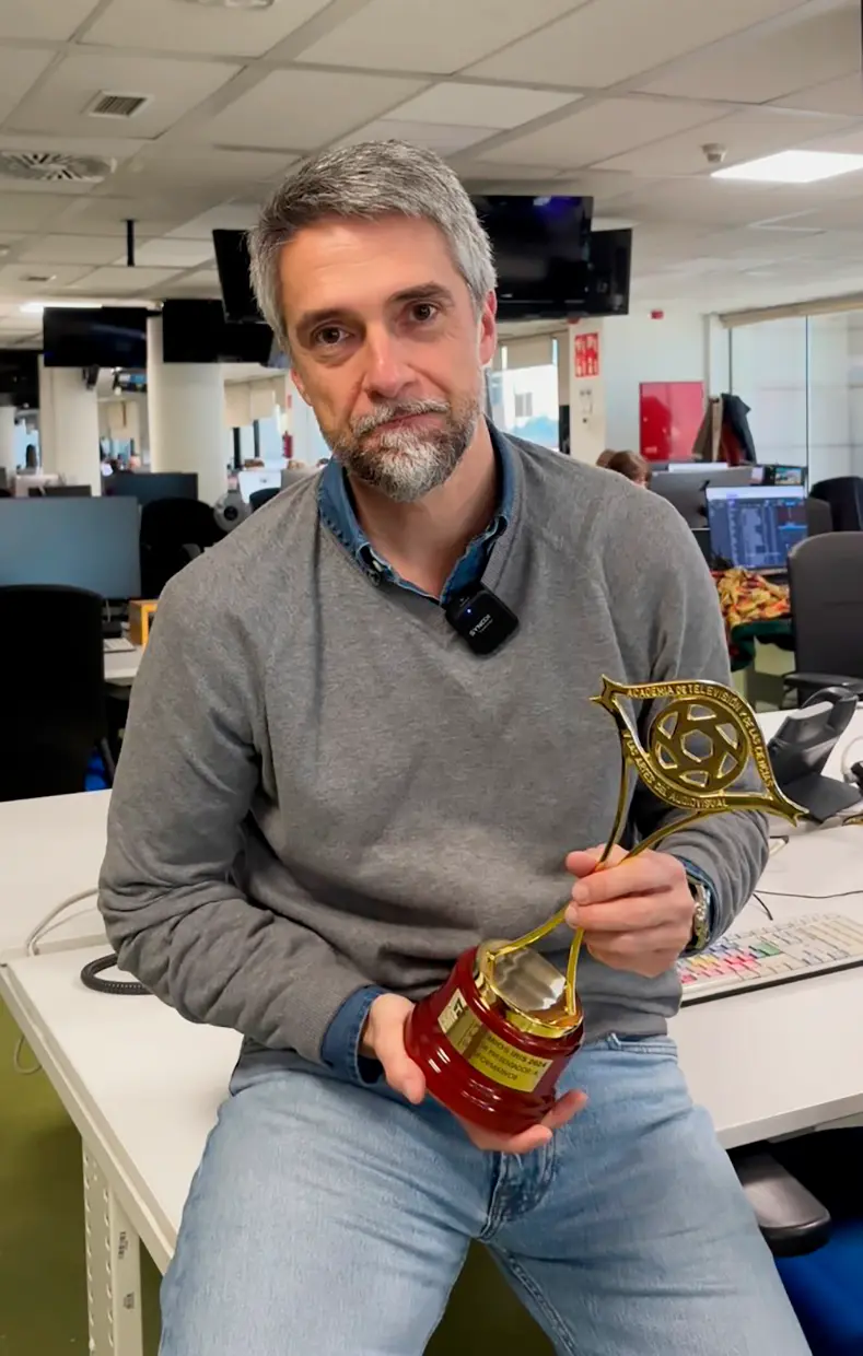 Carlos Franganillo con su premio Iris.