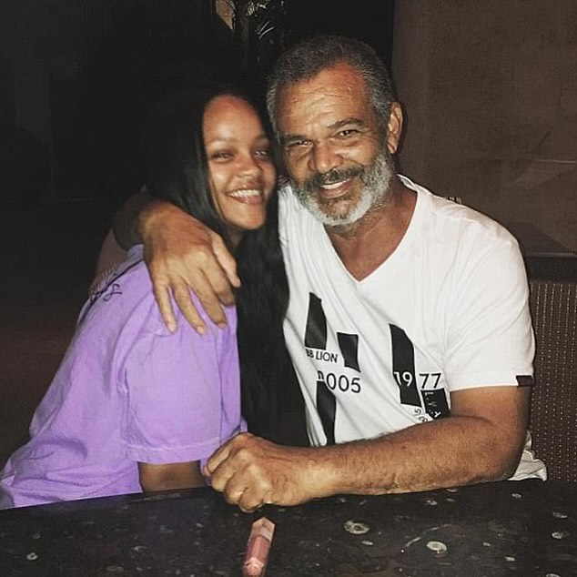 Rihanna, destroyed by her father's death at 70